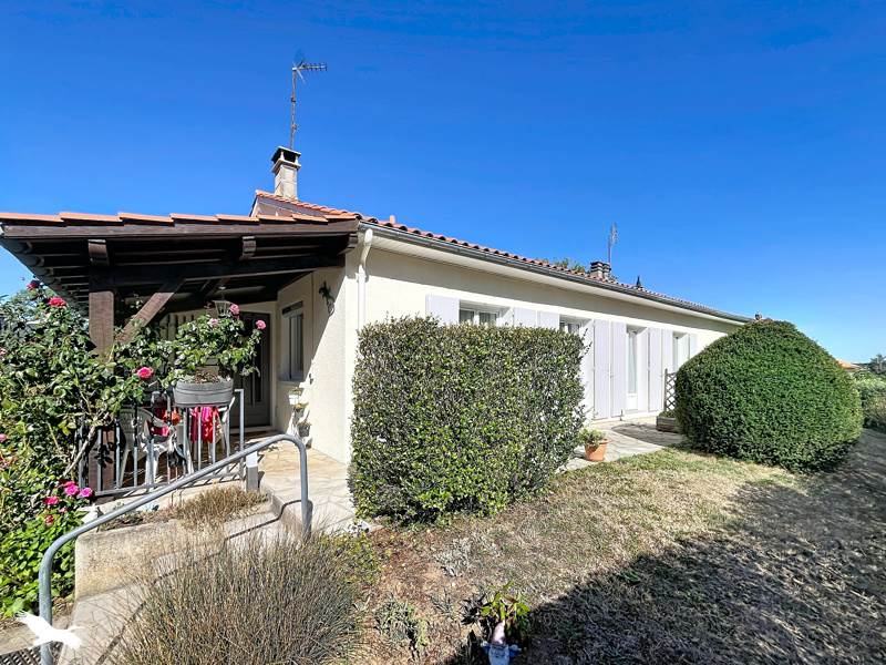 Vente Maison Confolens - 5 pièces -110 m² - (16500)