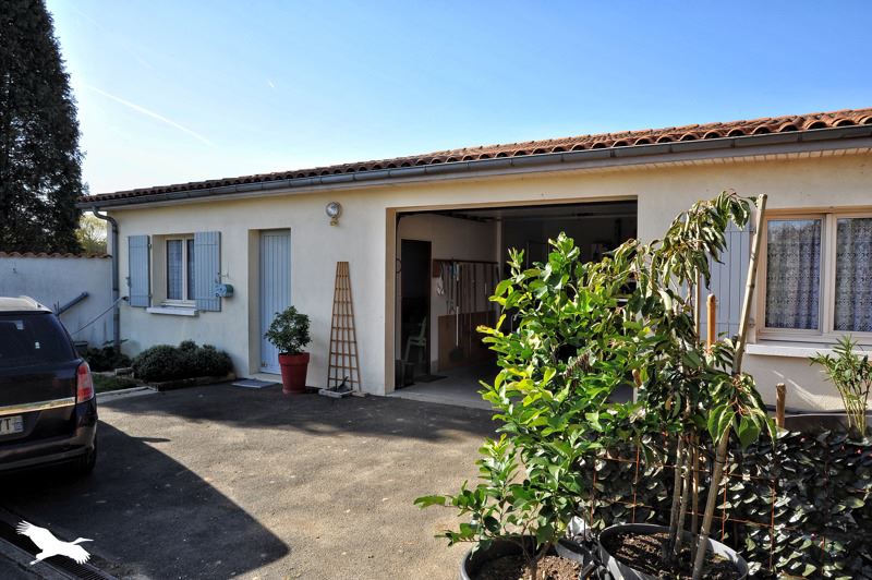 Vente Maison Terres-de-Haute-Charente - 6 pièces -149 m² - (16270)