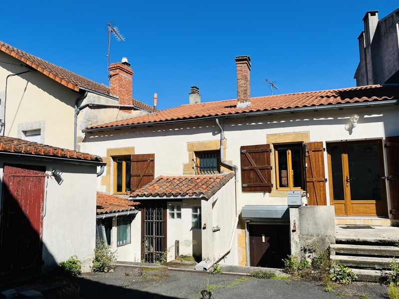 Vente Maison CONFOLENS - 5 pièces -225 m² - (16500)