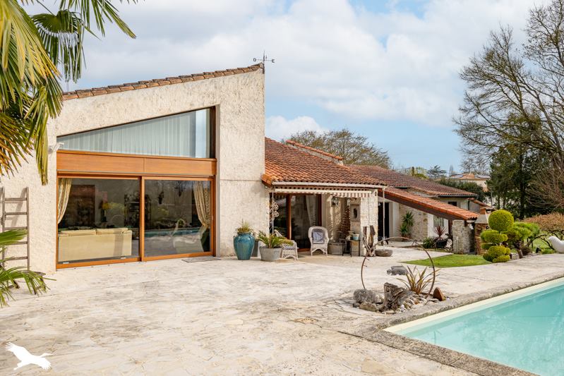 Vente Maison SAINTES - 7 pièces -242 m² - (17100)