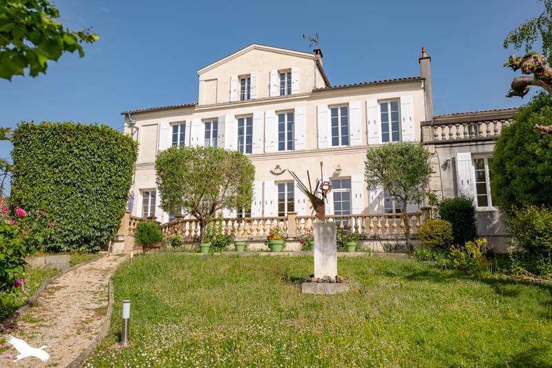 Vente Maison SAINTES - 6 pièces -200 m² - (17100)