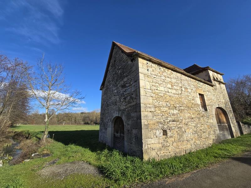 Vente Grange SALLES COURBATIES - 1 pièce -55 m² - (12260)