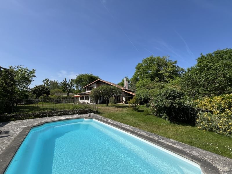 Vente Maison ST JEAN D ILLAC - 7 pièces -201 m² - (33127)