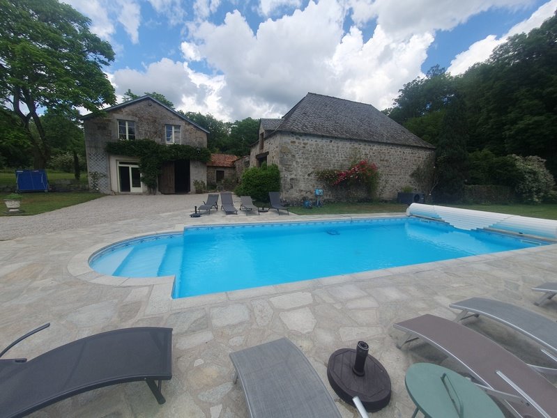 Vente Château Bassignac - 12 pièces -346 m² - (15240)