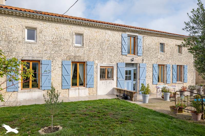 Vente Maison ST MARTIN DE JUILLERS - 6 pièces -240 m² - (17400)