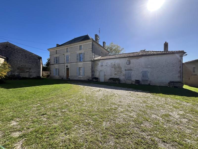 Vente Maison SIECQ - 10 pièces -248 m² - (17490)