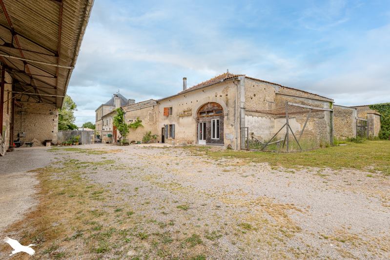 Vente Maison ST PIERRE DE JUILLERS - 8 pièces -230 m² - (17400)