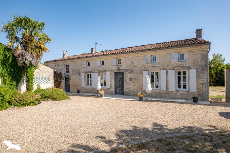 Vente Maison LOUZIGNAC - 6 pièces -233 m² - (17160)