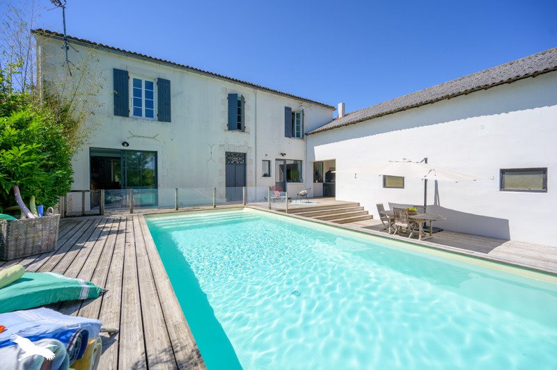 Vente Maison STE SOULLE - 7 pièces -260 m² - (17220)
