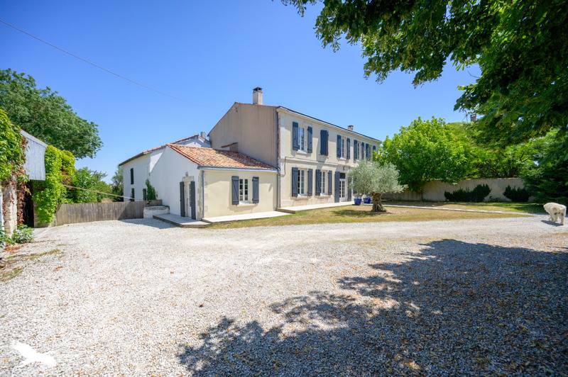 Vente Maison STE SOULLE - 7 pièces -260 m² - (17220)