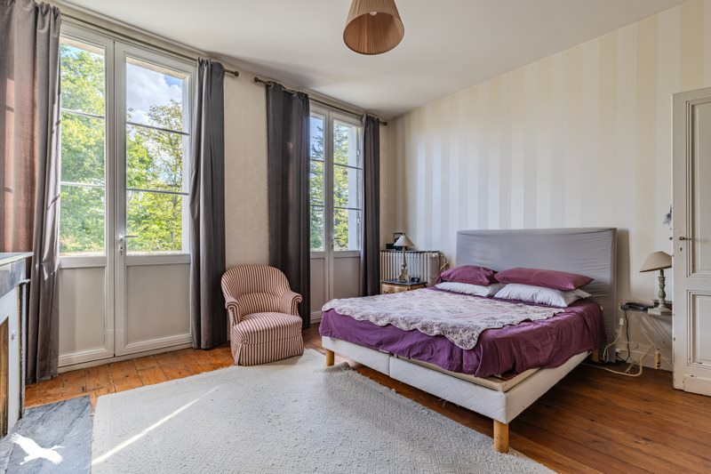 Vente Maison VAYRES - 9 pièces -292 m² - (33870)