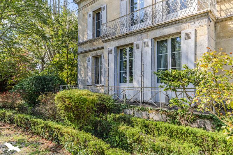 Vente Maison VAYRES - 9 pièces -292 m² - (33870)
