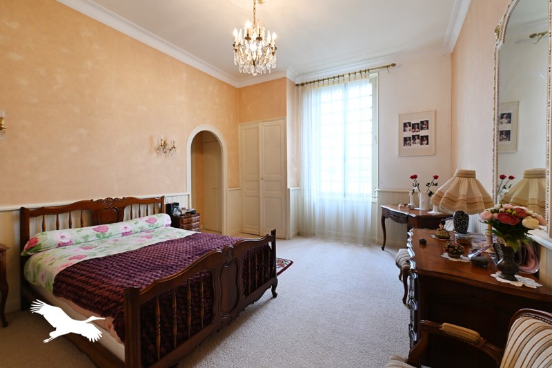 Vente Maison VOEUIL ET GIGET - 10 pièces -357 m² - (16400)