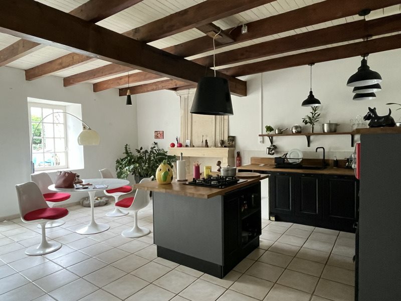 Vente Maison ST BONNET SUR GIRONDE - 6 pièces -244 m² - (17150)