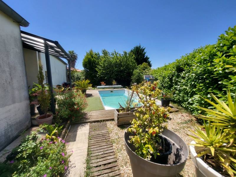 Vente Maison ST BONNET SUR GIRONDE - 6 pièces -244 m² - (17150)