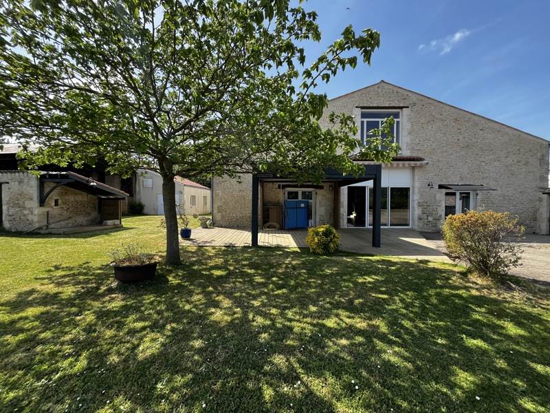 Vente Maison TONNAY CHARENTE - 8 pièces -469 m² - (17430)