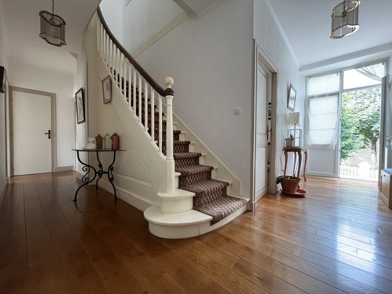 Vente Maison Saint-Hippolyte - 8 pièces -283 m² - (17430)
