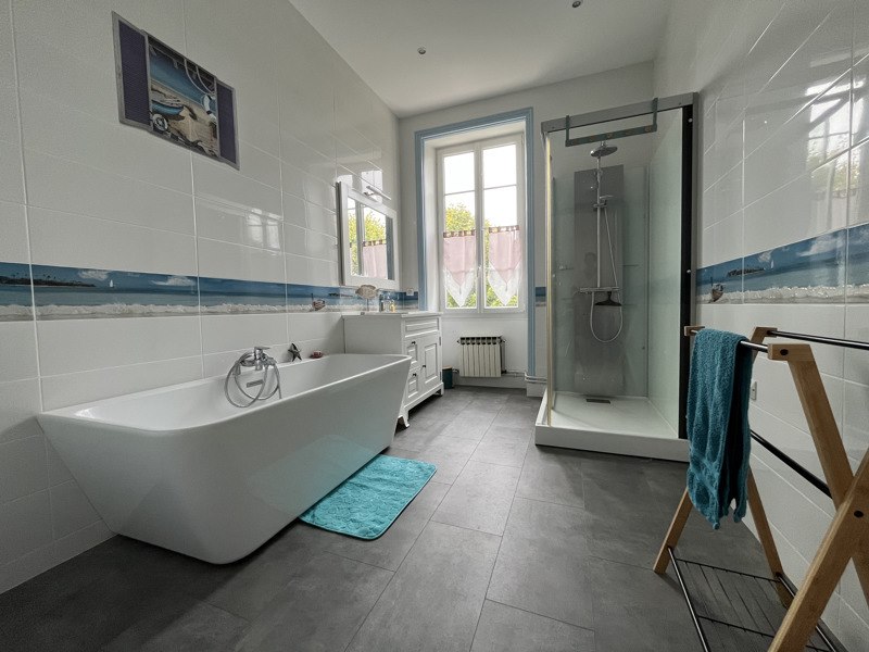 Vente Maison Saint-Hippolyte - 8 pièces -283 m² - (17430)