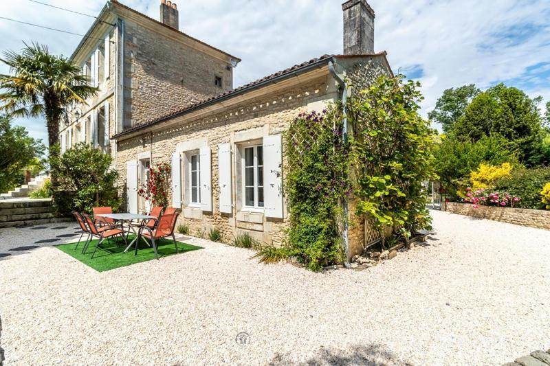Vente Maison ST HIPPOLYTE 17430 8 pièces - 283 m²