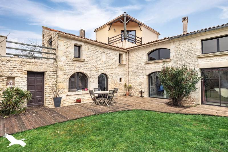 Vente Maison CHAMPAGNE - 8 pièces -221 m² - (17620)