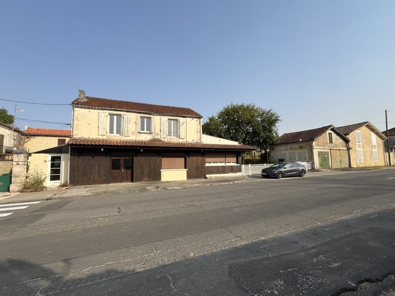 Vente Immeuble CHAMPNIERS - -  250 m² - (16430)