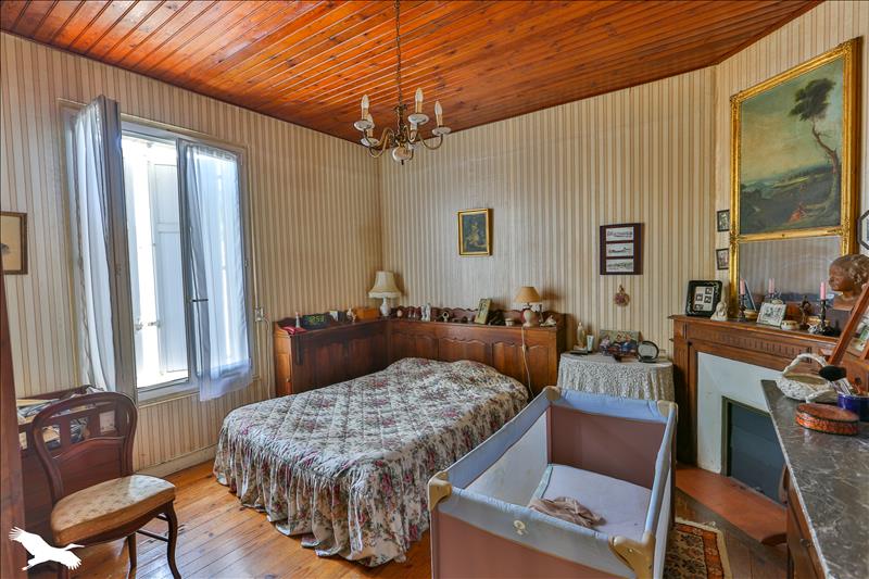 Vente Maison ST AIGULIN - 10 pièces -220 m² - (17360)