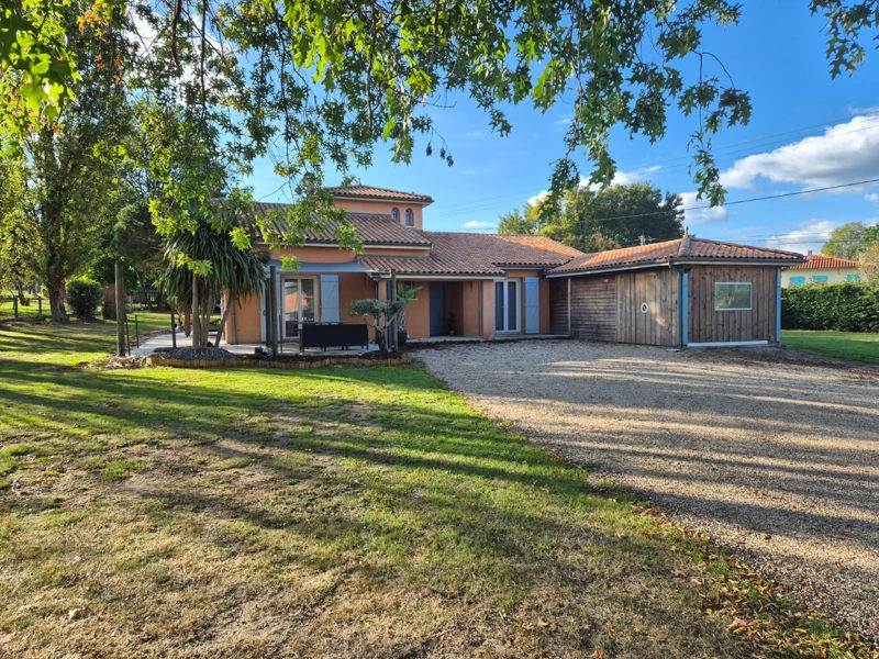 Vente Maison ST AIGULIN - 7 pièces -150 m² - (17360)