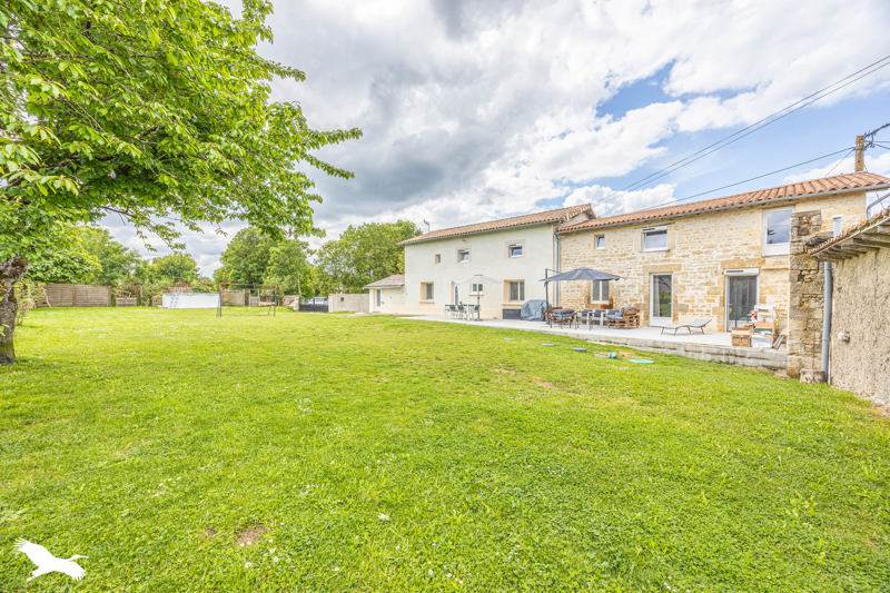 Vente Maison SOUVIGNE - 6 pièces -208 m² - (79800)