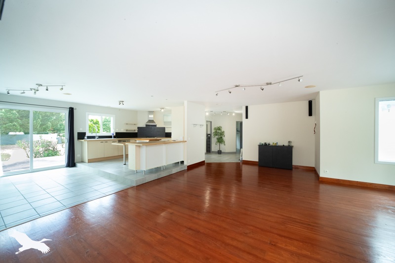 Vente Maison ETAULIERS - 6 pièces -175 m² - (33820)