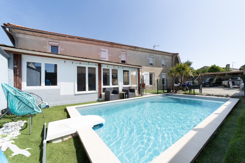 Vente Maison ANGLADE - 6 pièces -219 m² - (33390)