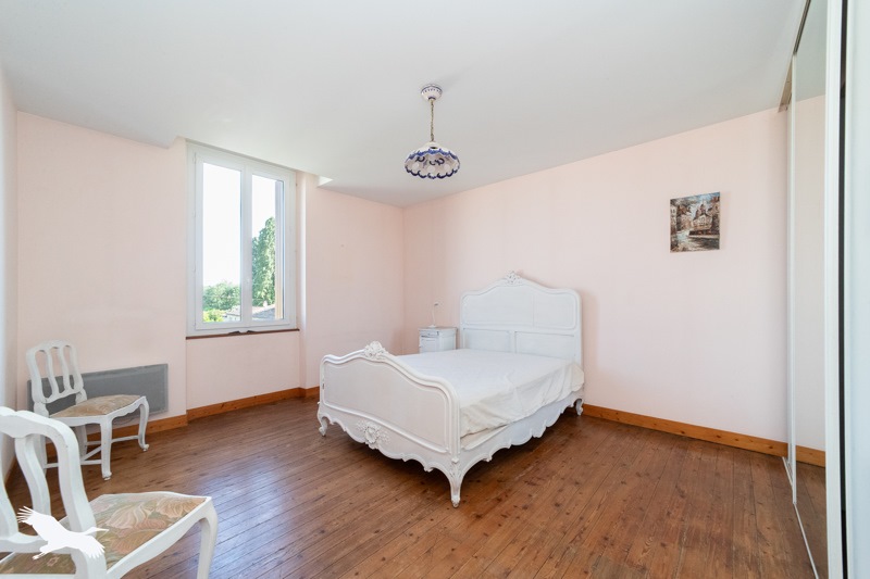 Vente Maison BERSON - 5 pièces -182 m² - (33390)
