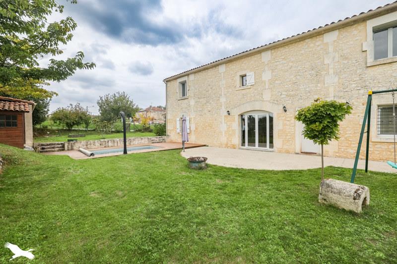 Vente Maison BOURG CHARENTE - 5 pièces -205 m² - (16200)