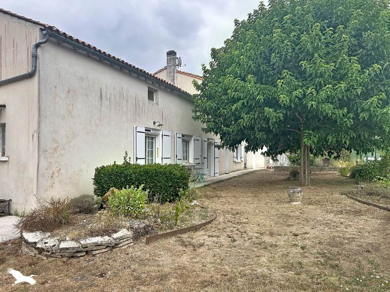 Vente Maison BOURG CHARENTE - 5 pièces -135 m² - (16200)