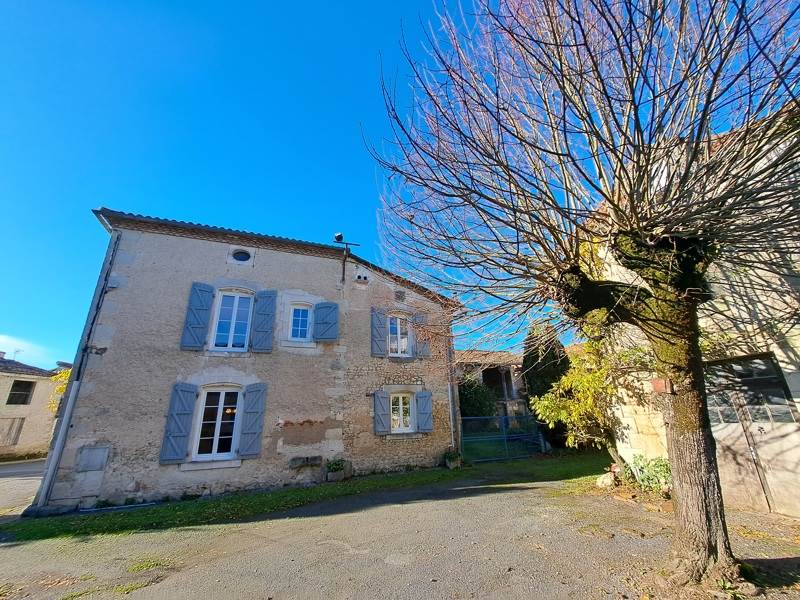 Vente Maison DEVIAT - 7 pièces -228 m² - (16190)