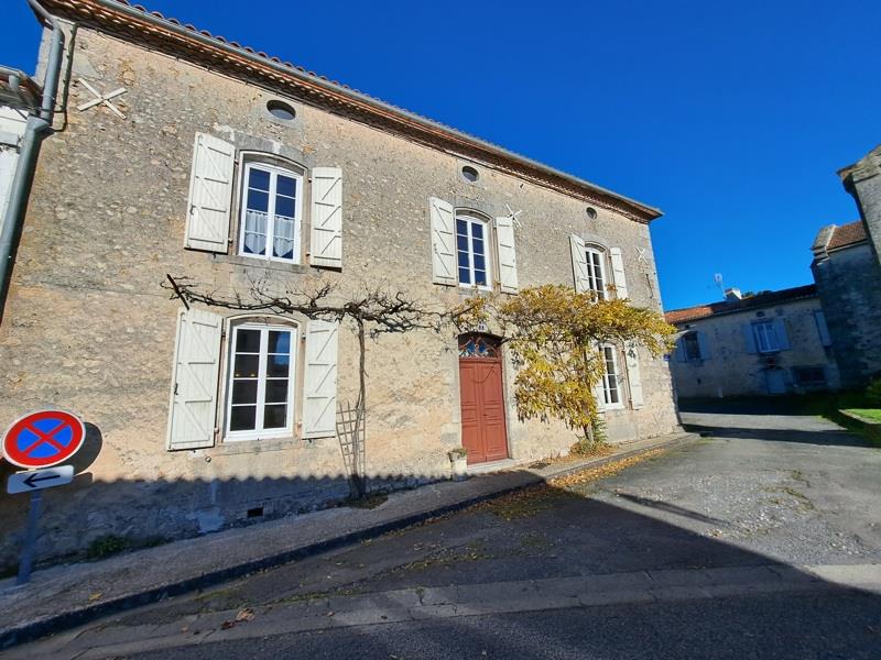 Vente Maison DEVIAT - 7 pièces -228 m² - (16190)