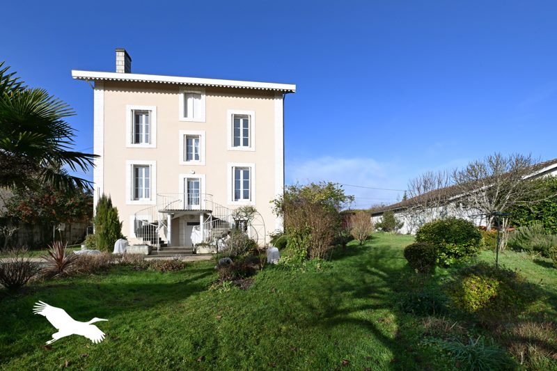 Vente Maison MONTMOREAU - 7 pièces -170 m² - (16190)