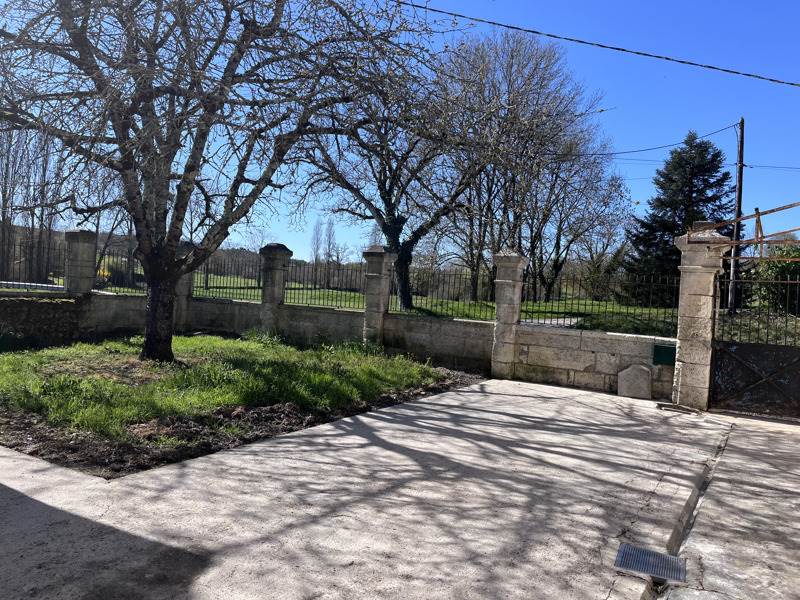 Vente Maison MONTMOREAU - 6 pièces -112 m² - (16190)