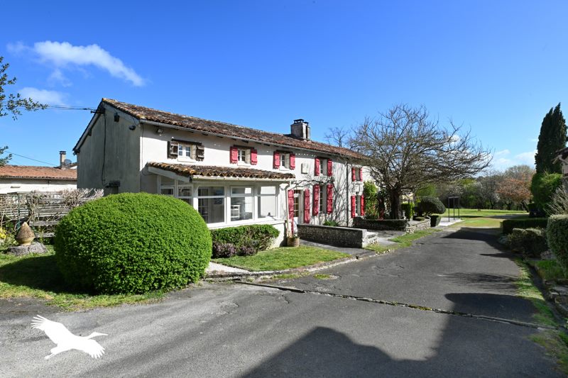 Vente Maison POULLIGNAC - 7 pièces -300 m² - (16190)