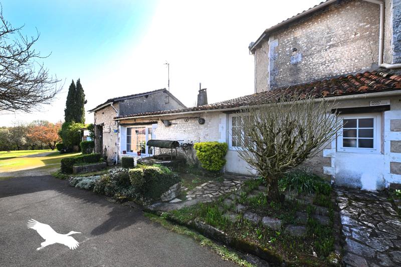 Vente Maison POULLIGNAC - 7 pièces -300 m² - (16190)