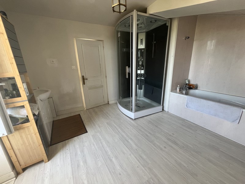 Vente Maison MONTMOREAU - 7 pièces -175 m² - (16190)