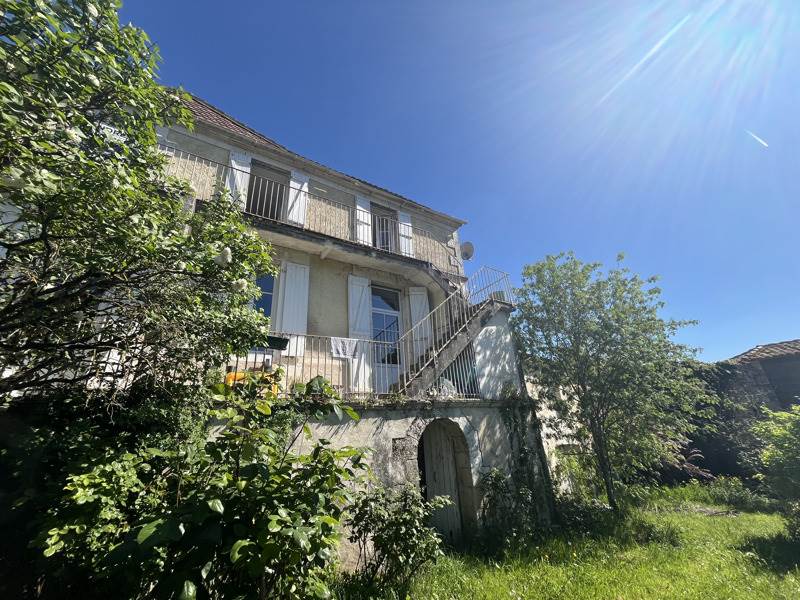 Vente Maison MONTMOREAU - 7 pièces -175 m² - (16190)