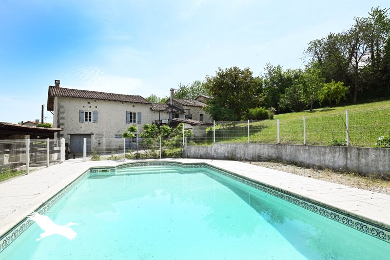 Vente Maison SALLES LAVALETTE - 5 pièces -150 m² - (16190)