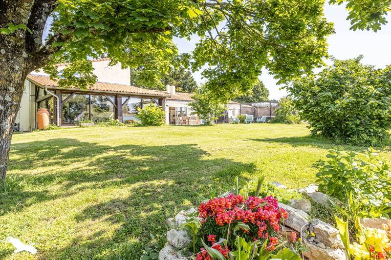 Vente Maison ST SAUVEUR D AUNIS - 10 pièces -350 m² - (17540)