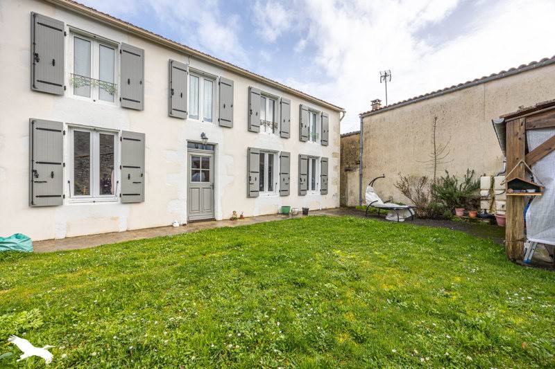Vente Maison CIRE D AUNIS - 7 pièces -169 m² - (17290)
