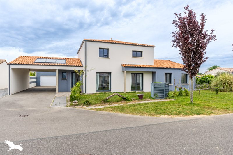 Vente Maison ROCHESERVIERE - 6 pièces -165 m² - (85620)