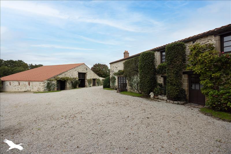 Vente Maison LES LUCS SUR BOULOGNE - 6 pièces -195 m² - (85170)