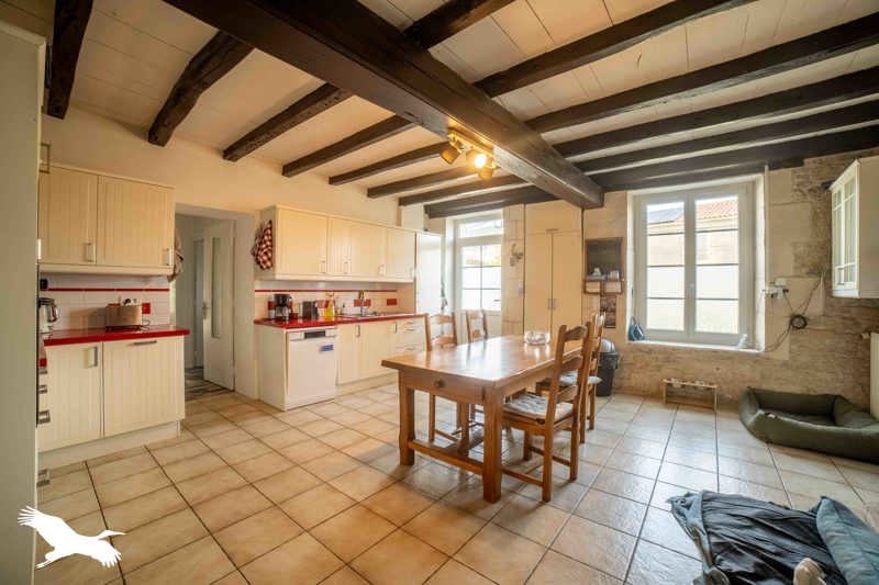 Vente Maison LES VELLUIRE SUR VENDEE - 8 pièces -310 m² - (85770)