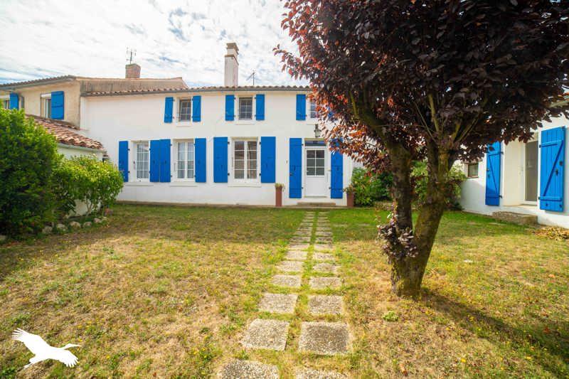 Vente Maison LES VELLUIRE SUR VENDEE - 8 pièces -310 m² - (85770)