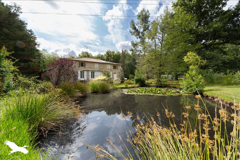 Vente Maison CHEPNIERS - 4 pièces -163 m² - (17210)