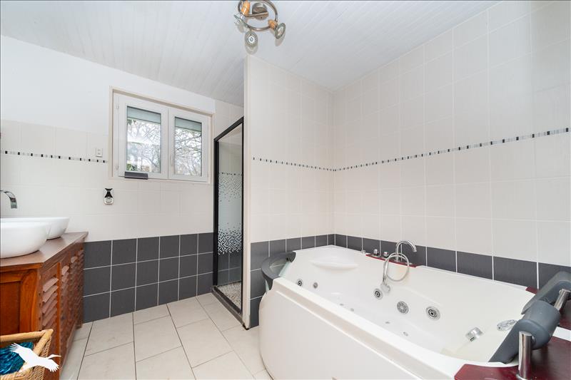 Vente Maison MONTENDRE - 7 pièces -226 m² - (17130)